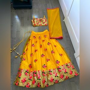 Absolutely GORGEOUS never worn Indian Sari. Hand made in India. Comes as a set!